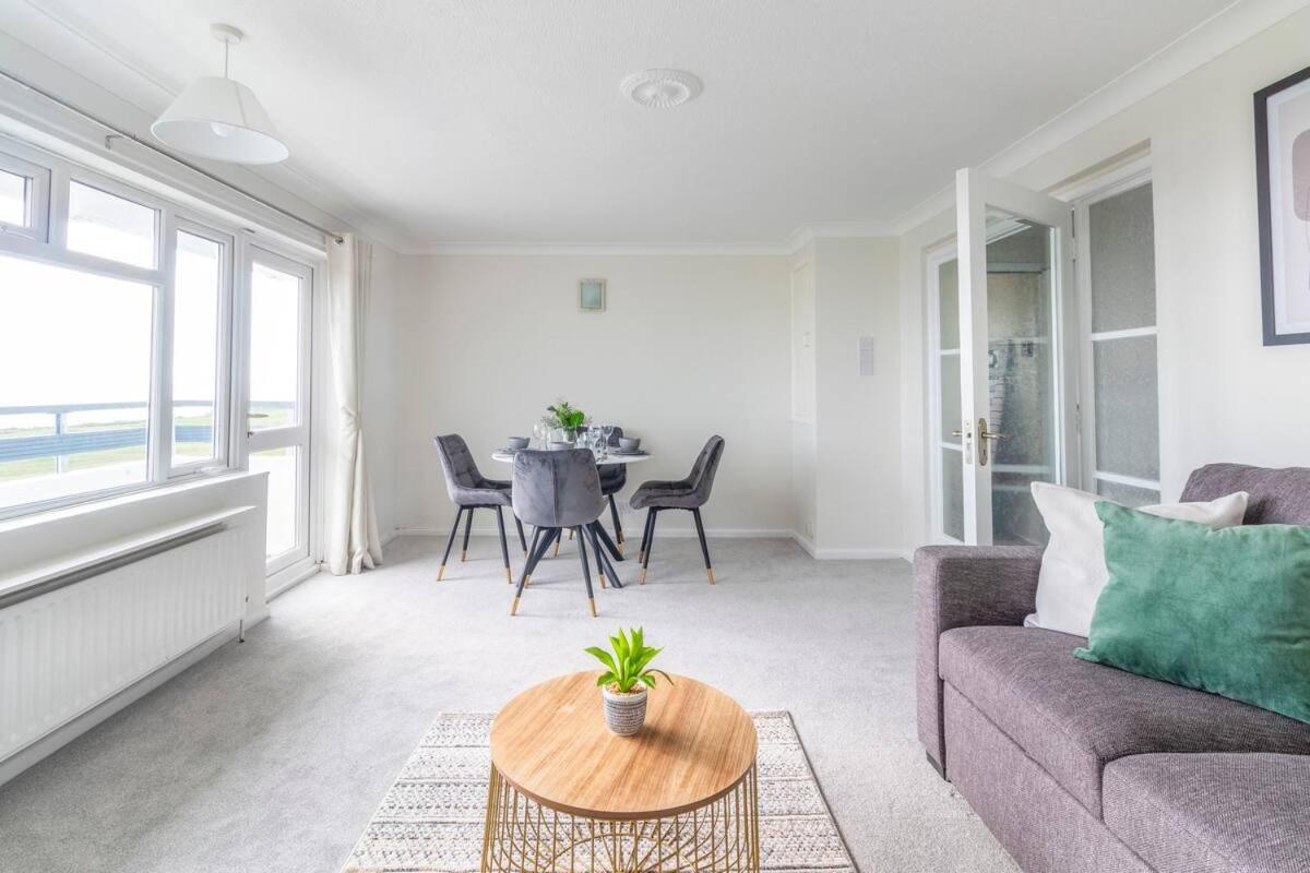 Breath Taking Sea View 2 Bedroom Sleeps 6- Parking ボーンマス エクステリア 写真